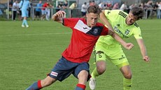 Karvinský záložník Marek Hanousek se v pohárovém duelu snaží zastavit Jana... Karvinský záložník Marek Hanousek se v pohárovém duelu snaží zastavit Jana...