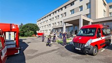 Hasiči se připravují na dezinfekci prostor v holickém sanatoriu. Hasiči se připravují na dezinfekci prostor v holickém sanatoriu.