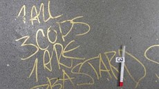 Vandal poničil kupé rychlíku různými nápisy, mimo jiné zde zvěčnil i anglické... Vandal poničil kupé rychlíku různými nápisy, mimo jiné zde zvěčnil i anglické...