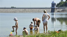 Pohled na hráz Plumlovské přehrady, která byla před několika lety vypuštěna a... Pohled na hráz Plumlovské přehrady, která byla před několika lety vypuštěna a...