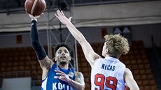 Lee Skinner (vlevo) z Kolína zakončuje přes Jakuba Nečase z Brna. Lee Skinner (vlevo) z Kolína zakončuje přes Jakuba Nečase z Brna.