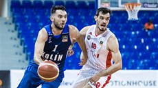 Adam Číž (vlevo) z Kolína přechází Viktora Půlpána z Brna. Adam Číž (vlevo) z Kolína přechází Viktora Půlpána z Brna.