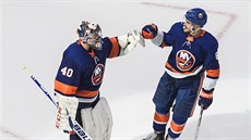 Semjon Varlamov (40) a Ryan Pulock (6) oslavjí výhru New York Islanders.