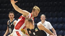 Děčínský rozehrávač Ondřej Šiška (vpravo) obchází Prokopa Slaninu z Pardubic. Děčínský rozehrávač Ondřej Šiška (vpravo) obchází Prokopa Slaninu z Pardubic.