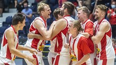 Pardubičtí basketbalisté se radují z triumfu v Alpe Adria Cupu. Pardubičtí basketbalisté se radují z triumfu v Alpe Adria Cupu.
