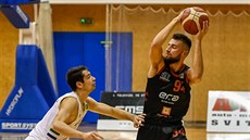 Petr Šafarčík (vpravo) z Nymburka chystá útok kolem Adama Gogy ze Svitav. Petr Šafarčík (vpravo) z Nymburka chystá útok kolem Adama Gogy ze Svitav.