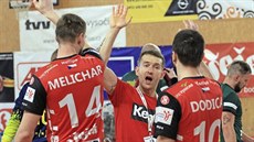 Kouč novoveselských házenkářů Peter Kostka (uprostřed) slaví svými hráči. Kouč novoveselských házenkářů Peter Kostka (uprostřed) slaví svými hráči.