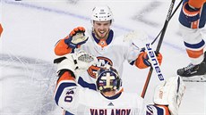 Semjon Varlamov (40) a Anthony Beauvillier (18) se radují z výhry New York... Semjon Varlamov (40) a Anthony Beauvillier (18) se radují z výhry New York...