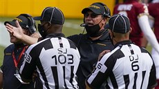 Ron Rivera, trenér Washingtonu, se pře s rozhodčími. Ron Rivera, trenér Washingtonu, se pře s rozhodčími.