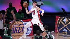 Tyler Herro (14) z Miami vrací míč do hry kolem bostonských Kemby Walkera (8),... Tyler Herro (14) z Miami vrací míč do hry kolem bostonských Kemby Walkera (8),...
