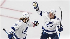Victor Hedman (77) a Ondřej Palát z Tampa Bay Lightning oslavují gól. Victor Hedman (77) a Ondřej Palát z Tampa Bay Lightning oslavují gól.