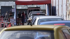 Fronta na odběr vzorků na vyšetření na koronavirus v plzeňské fakultní... Fronta na odběr vzorků na vyšetření na koronavirus v plzeňské fakultní...