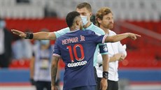 Neymar líčí čtvrtému rozhodčímu v utkání s Marseille, že byl rasisticky urážen. Neymar líčí čtvrtému rozhodčímu v utkání s Marseille, že byl rasisticky urážen.
