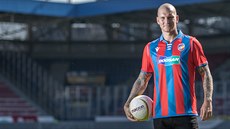 Útočník Zdeněk Ondrášek pózuje v dresu Viktorie Plzeň. Útočník Zdeněk Ondrášek pózuje v dresu Viktorie Plzeň.