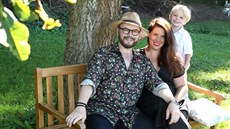 Lavička pod vzrostlým stromem nabízí ničím nerušené posezení na čerstvém... Lavička pod vzrostlým stromem nabízí ničím nerušené posezení na čerstvém...