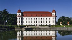 Dominantou Holešova ve Zlínském kraji je raně barokní zámek posazený v unikátní... Dominantou Holešova ve Zlínském kraji je raně barokní zámek posazený v unikátní...