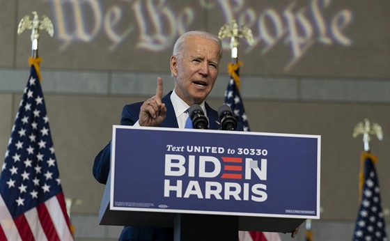 Demokratický kandidát na prezidenta Joe Biden ení ve Filadelfii. (20. záí...