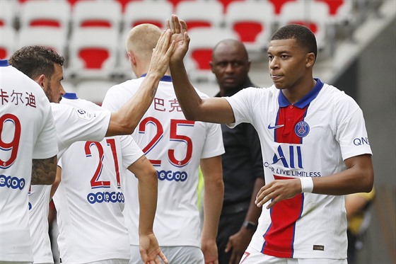 Kylian Mbappé si plácá se spoluhrái z Paris St. Germain.