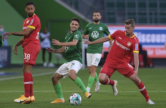 Lars Bender (vpravo) z Leverkusenu se dere za balonem v zápase proti Wolfsburgu.
