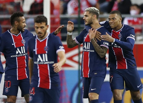 Fotbalisté Paris Saint-Germain slaví vstelený gól.