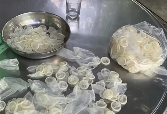 Vietnamská policie zabavila více ne 300 tisíc recyklovaných kondom. (10....