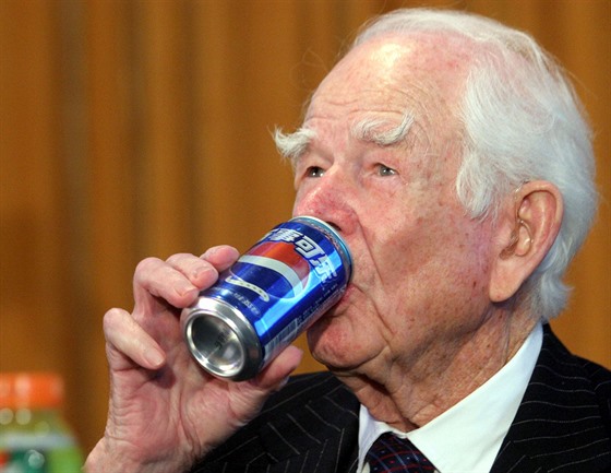 Donald Kendall slaví 25. let Pepsi v ín. (8. listopadu 2006)