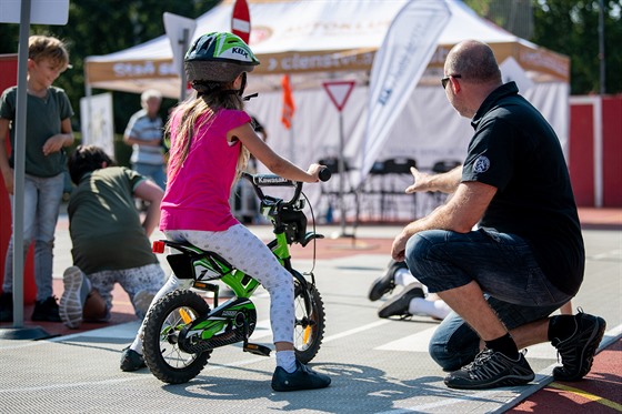 Projekt Jedu poprvé učí děti dopravní značky i základy chování v silničním...