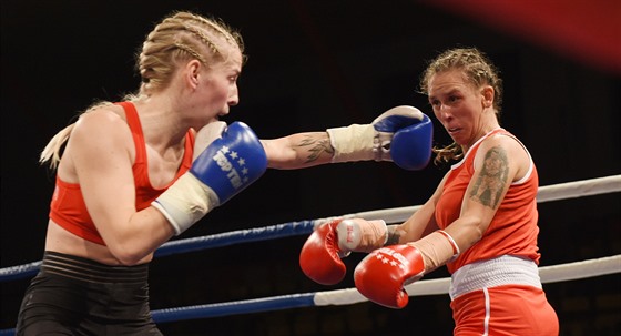 Galaveer boxu v Ústí nad Labem: Fabiána Bytyqi (vlevo) porazila ve váze do...