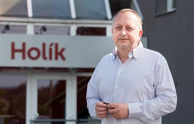 Firmu na výrobu rukavic vlastní Ivo Holík od roku 1993, tehdy mu bylo 24 let.