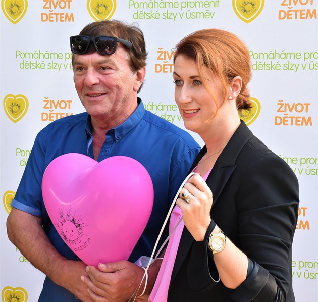 Na náměstí Míru byla dnes zahájena veřejná sbírka na pomoc vážně nemocným dětem - Srdíčkové dny. Akci pořádá obecně prospěšná společnost Život dětem. Tradičně dorazilo také mnoho známých osobností, např. Leona Machálková, Monika Absolonová, Bohuš Matuš, O