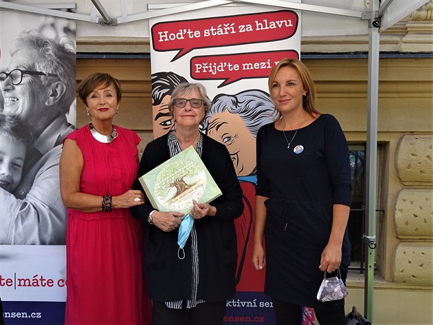 Fresh Senior Festival nabídnul našim starším spoluobčanům odpoledne plné her, zábavy, zpěvu i poradenství v krásném prostředí zahrady Villy Pellé v Praze 6. Senioři také mohli soutěžit ve vědomostních znalostech, viděli módní přehlídku a Policie ČR nabídl