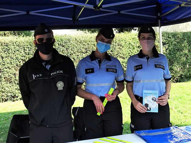 Fresh Senior Festival nabídnul našim starším spoluobčanům odpoledne plné her, zábavy, zpěvu i poradenství v krásném prostředí zahrady Villy Pellé v Praze 6. Senioři také mohli soutěžit ve vědomostních znalostech, viděli módní přehlídku a Policie ČR nabídl