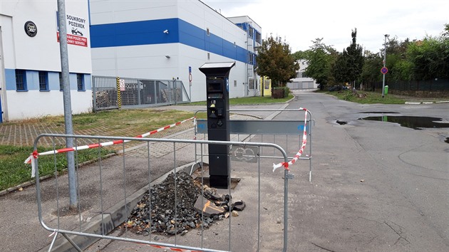 Zpoplatnění parkování v Praze 10-Strašnicích již bude brzy zavedeno. Instalují se parkovací automaty na solární napájení. Snímek z Novostrašnické ulice na Sídlišti Solidarita.