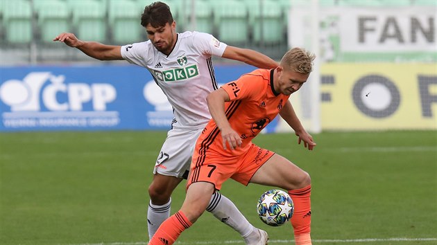 Michal Papadopulos z Karviné (vlevo) a Václav Drchal z Mladé Boleslavi zápasí o... Michal Papadopulos z Karviné (vlevo) a Václav Drchal z Mladé Boleslavi zápasí o...