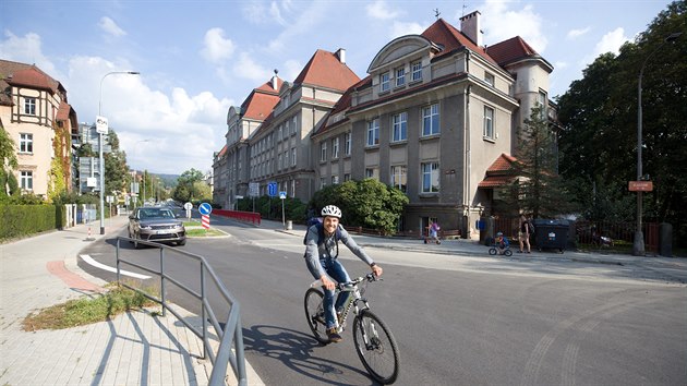 Rozložitý komplex dominuje křižovatce ulic Vítězná a Husova. Rozložitý komplex dominuje křižovatce ulic Vítězná a Husova.