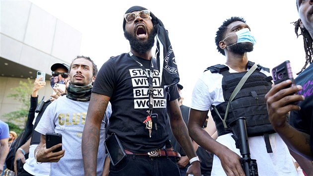 Ozbrojení podporovatelé hnutí Black Lives Matter při střetu s krajně... Ozbrojení podporovatelé hnutí Black Lives Matter při střetu s krajně...