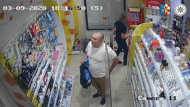 Zloděj si plnil bundu kosmetikou, po přistižení z obchodu odkráčel Zloděj si plnil bundu kosmetikou, po přistižení z obchodu odkráčel