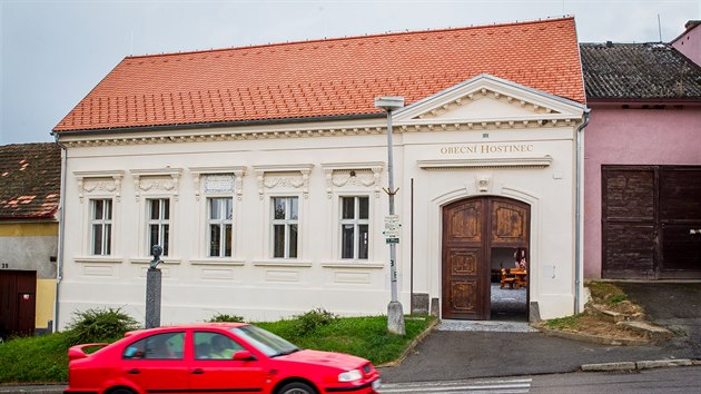 Opravený dům stojí ve Strunkovicích u náměstí proti kostelu. Opravený dům stojí ve Strunkovicích u náměstí proti kostelu.