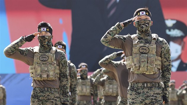 Jihokorejští vojáci salutují u příležitosti oslav výročí dne ozbrojených sil.... Jihokorejští vojáci salutují u příležitosti oslav výročí dne ozbrojených sil....