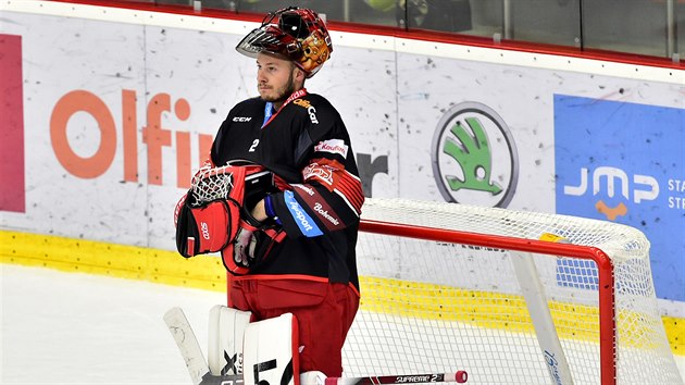 Už si myslel, že ho má. Hradecký Marek Mazanec v nájezdu puk od libereckého... Už si myslel, že ho má. Hradecký Marek Mazanec v nájezdu puk od libereckého...