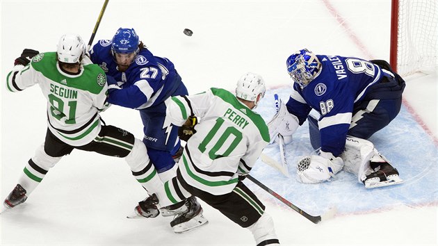 Tyler Seguin (vlevo) z Dallasu se snaží prosadit přes bránícího Ryana McDonagha... Tyler Seguin (vlevo) z Dallasu se snaží prosadit přes bránícího Ryana McDonagha...