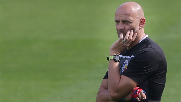 Zadumaný plzeňský trenér Adrián Guľa sleduje tréninku před duelem Evropské... Zadumaný plzeňský trenér Adrián Guľa sleduje tréninku před duelem Evropské...