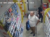 Zloděj si plnil bundu kosmetikou, po přistižení z obchodu odkráčel Zloděj si plnil bundu kosmetikou, po přistižení z obchodu odkráčel