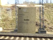 Na těchto místech nesmí cestující sedět, říká papír. Pravda to ale úplně není.
