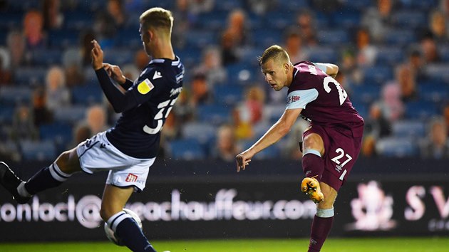 Matj Vydra (vpravo) z Burnley dv gl v utkn na hiti Millwallu.