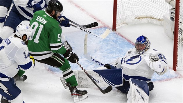 Tyler Seguin z Dallasu se marn sna pekonat Andreje Vasilevskho v brance Tampy.