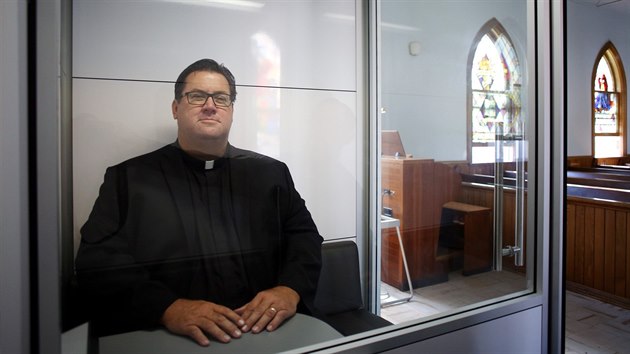 V Ottaw v jednom z kostel zdili bo buku ze skla, kde se mohou vc zcela bezpen modlit. (12. z 2020)