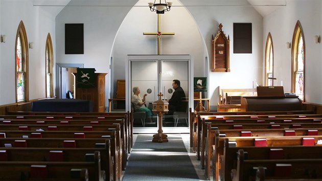 V Ottaw v jednom z kostel zdili bo buku ze skla, kde se mohou vc zcela bezpen modlit. (12. z 2020)