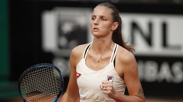 Karolna Plkov v semifinle proti Markt Vondrouov na turnaji v m.