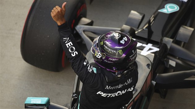 Britsk pilot ve slubch stje Mercedes Lewis Hamilton se raduje z vtzstv v kvalifikaci na Velkou cenu Ruska.